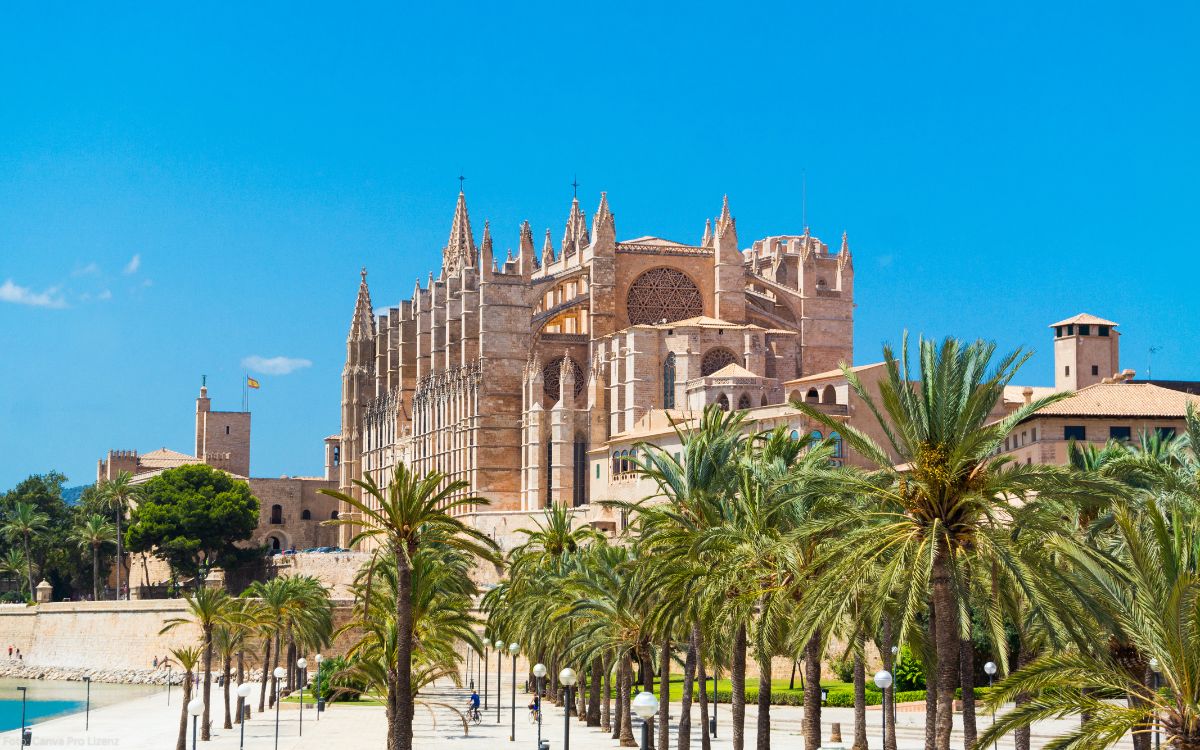 Kathedrale La Seu am Ufer in Palma de Mallorca